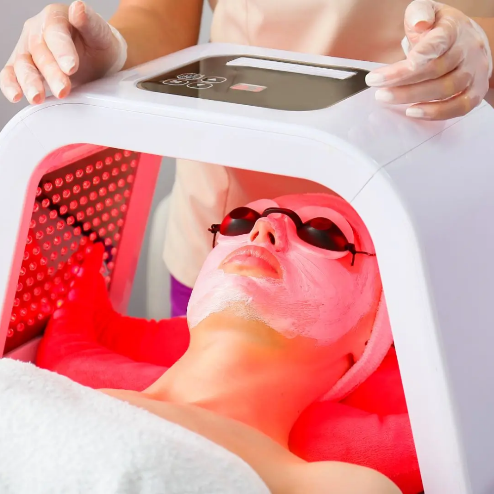 Séance de luminothérapie en institut ou à domicile avec un masque LED : quel choix faire ?